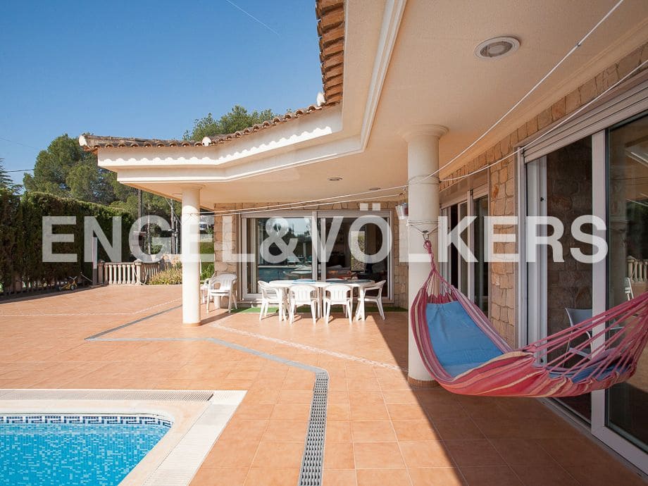 5 bedroom Villa for sale in Serra with pool garage - € 790,000 (Ref: 8235643)