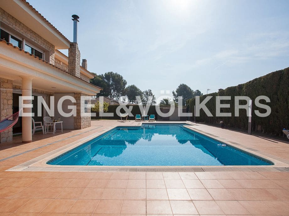 5 bedroom Villa for sale in Serra with pool garage - € 790,000 (Ref: 8235643)
