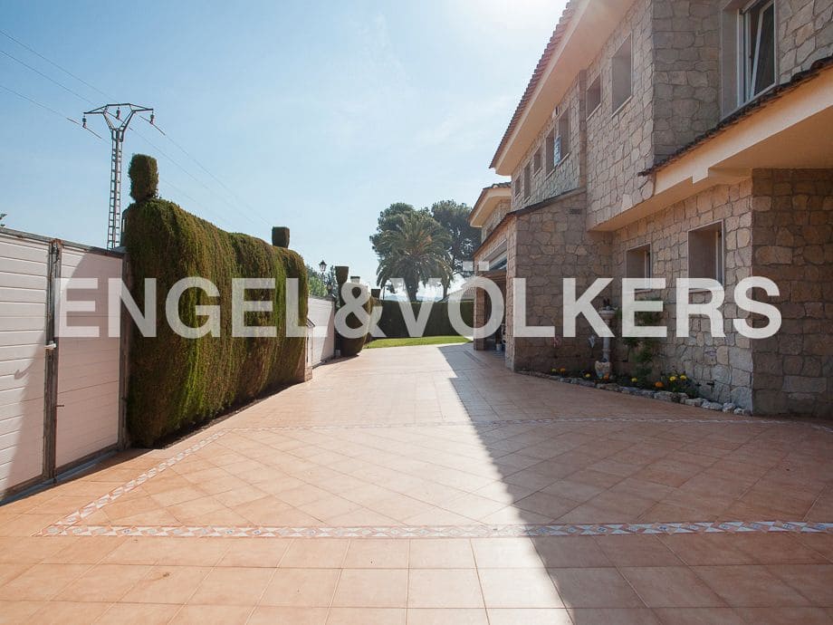 5 bedroom Villa for sale in Serra with pool garage - € 790,000 (Ref: 8235643)