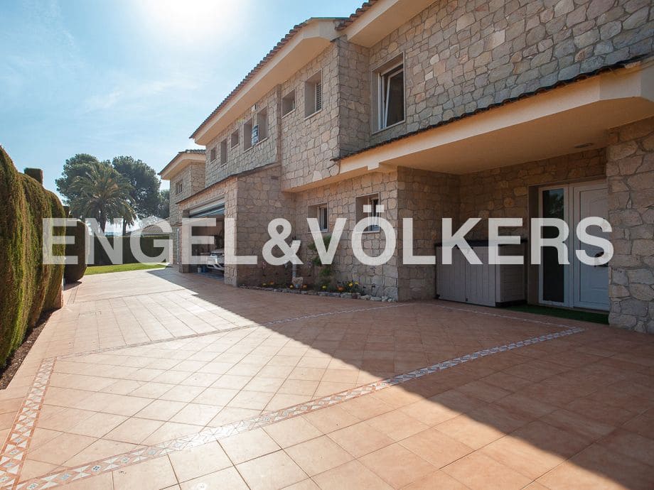 5 bedroom Villa for sale in Serra with pool garage - € 790,000 (Ref: 8235643)