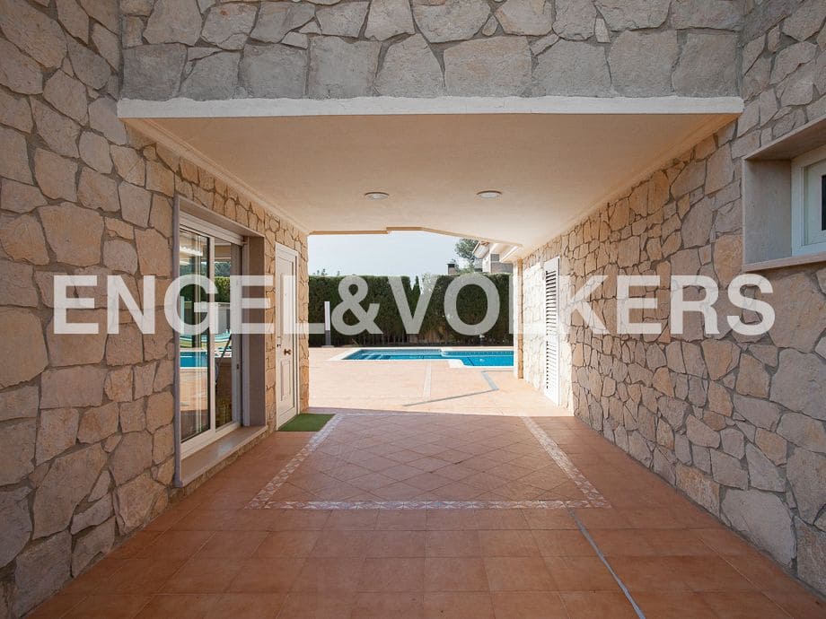 5 bedroom Villa for sale in Serra with pool garage - € 790,000 (Ref: 8235643)