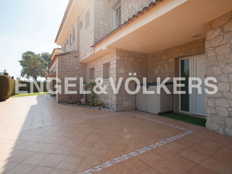 5 bedroom Villa for sale in Serra with pool garage - € 790,000 (Ref: 8235643)