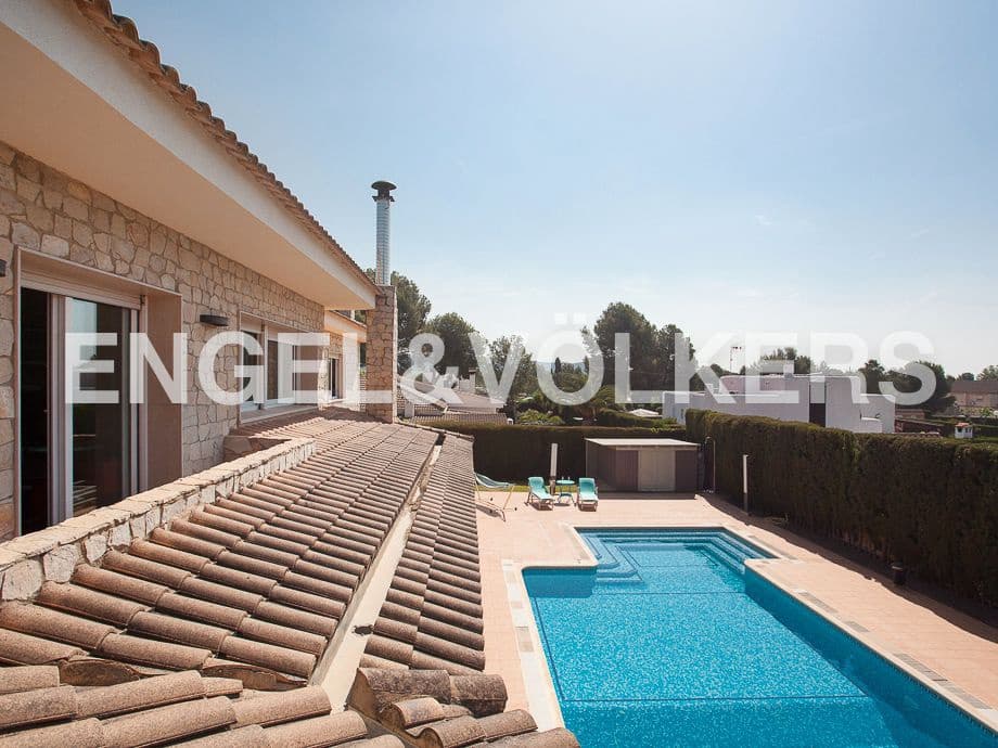 5 bedroom Villa for sale in Serra with pool garage - € 790,000 (Ref: 8235643)