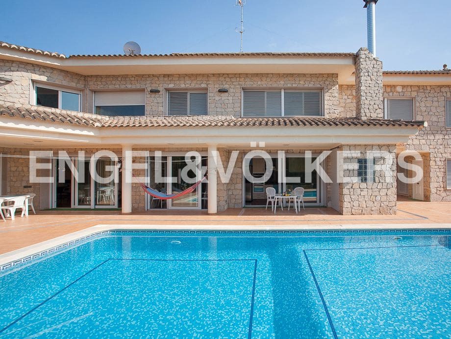 5 bedroom Villa for sale in Serra with pool garage - € 790,000 (Ref: 8235643)