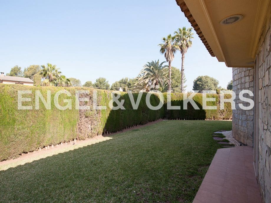 5 bedroom Villa for sale in Serra with pool garage - € 790,000 (Ref: 8235643)