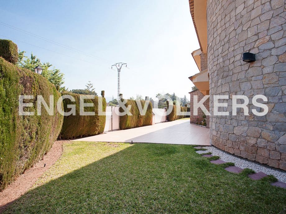 5 bedroom Villa for sale in Serra with pool garage - € 790,000 (Ref: 8235643)
