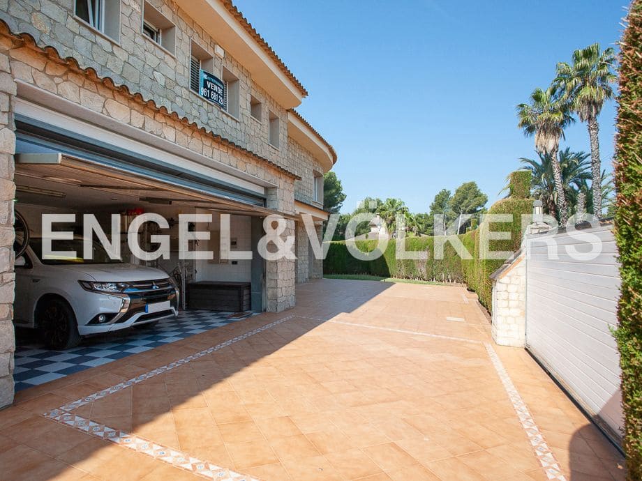 5 bedroom Villa for sale in Serra with pool garage - € 790,000 (Ref: 8235643)