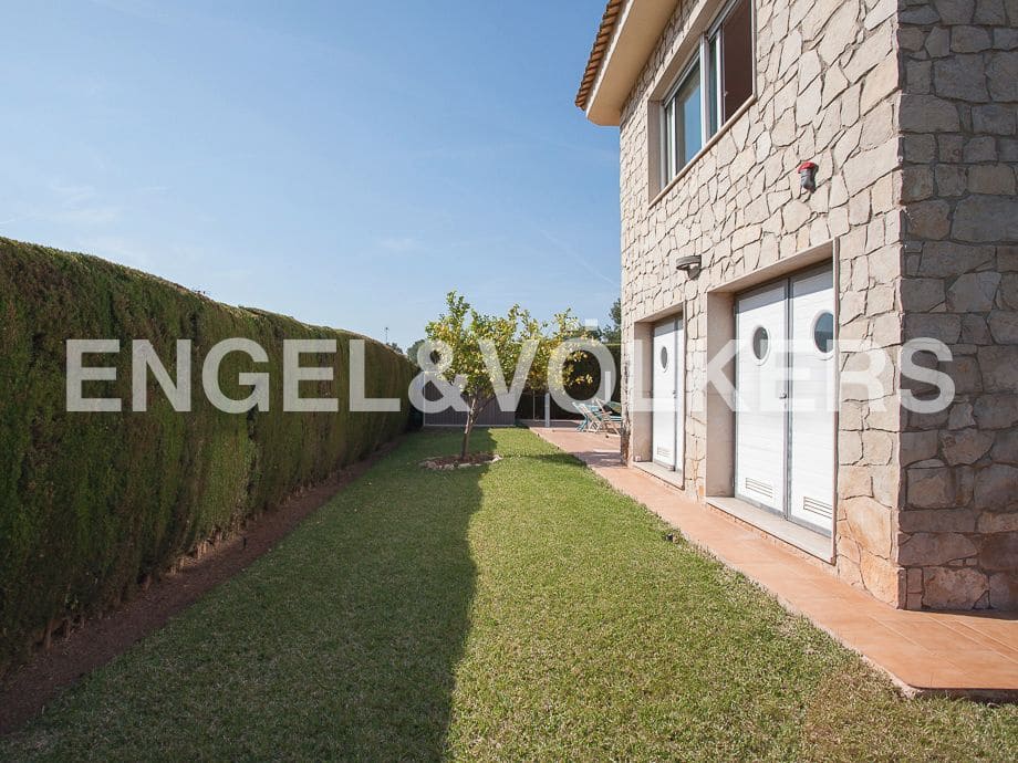 5 bedroom Villa for sale in Serra with pool garage - € 790,000 (Ref: 8235643)