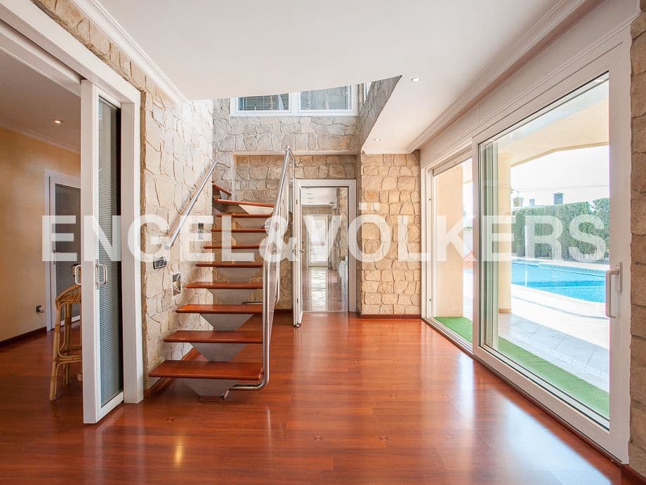 5 bedroom Villa for sale in Serra with pool garage - € 790,000 (Ref: 8235643)