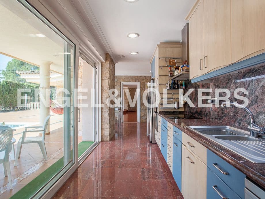 5 bedroom Villa for sale in Serra with pool garage - € 790,000 (Ref: 8235643)