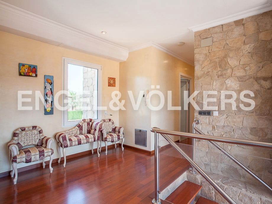 5 bedroom Villa for sale in Serra with pool garage - € 790,000 (Ref: 8235643)