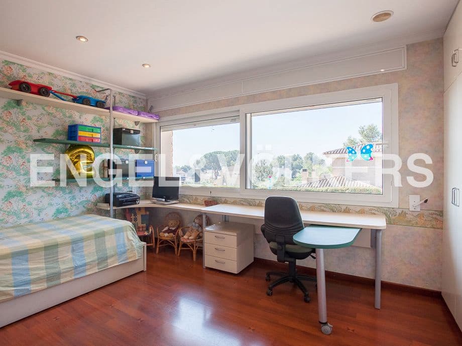5 bedroom Villa for sale in Serra with pool garage - € 790,000 (Ref: 8235643)