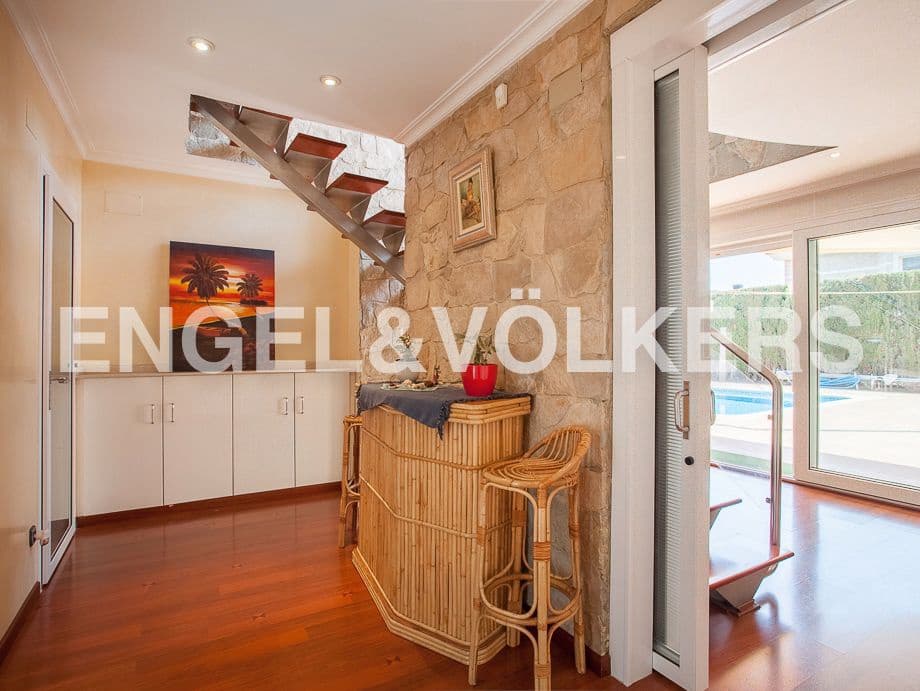 5 bedroom Villa for sale in Serra with pool garage - € 790,000 (Ref: 8235643)