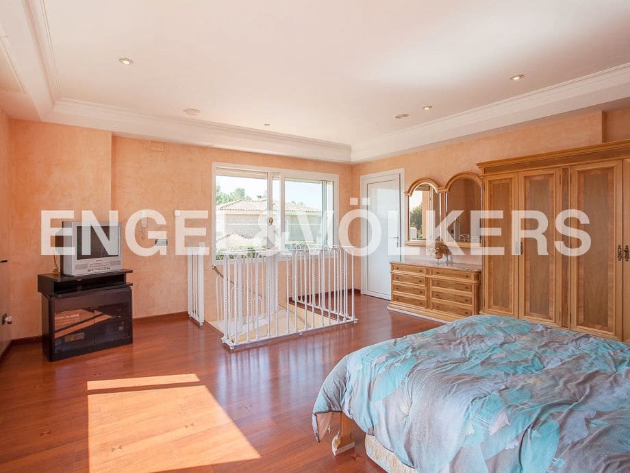 5 bedroom Villa for sale in Serra with pool garage - € 790,000 (Ref: 8235643)