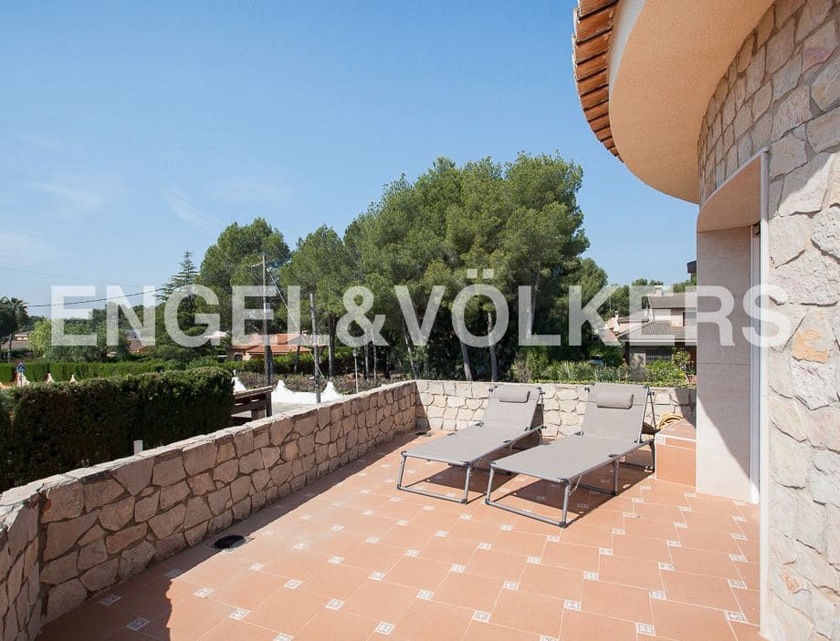 5 bedroom Villa for sale in Serra with pool garage - € 790,000 (Ref: 8235643)