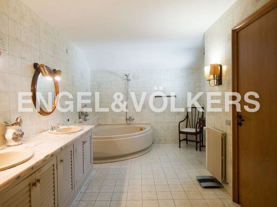 4 bedroom Villa for sale in Borriol with pool garage - € 850,000 (Ref: 8235645)