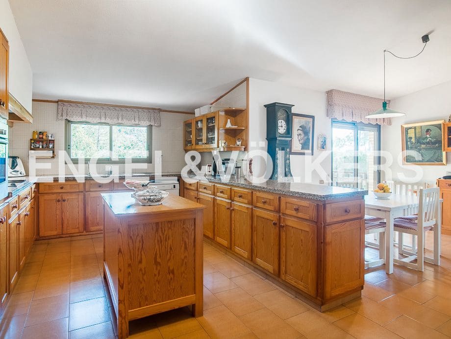 4 bedroom Villa for sale in Borriol with pool garage - € 850,000 (Ref: 8235645)