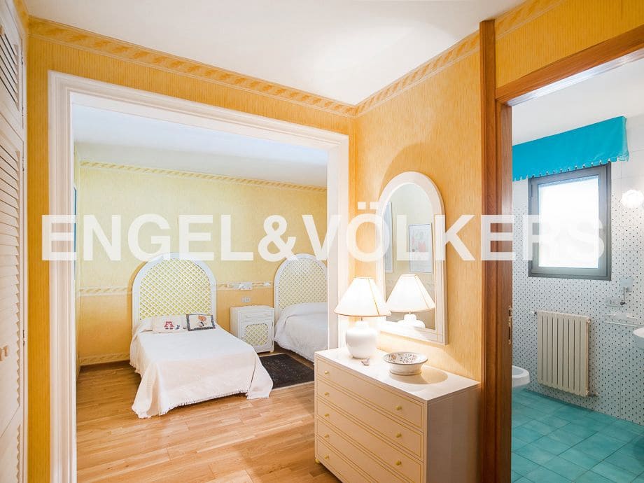 4 bedroom Villa for sale in Borriol with pool garage - € 850,000 (Ref: 8235645)