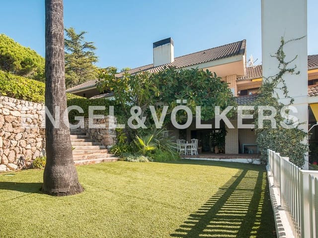4 bedroom Villa for sale in Borriol with pool garage - € 850,000 (Ref: 8235645)