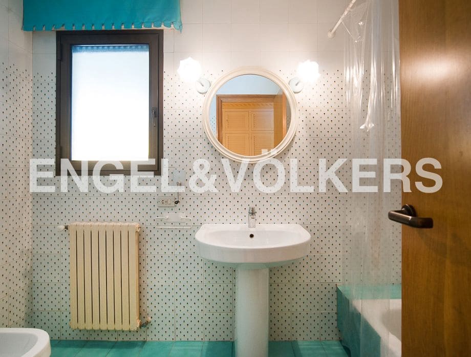 4 bedroom Villa for sale in Borriol with pool garage - € 850,000 (Ref: 8235645)