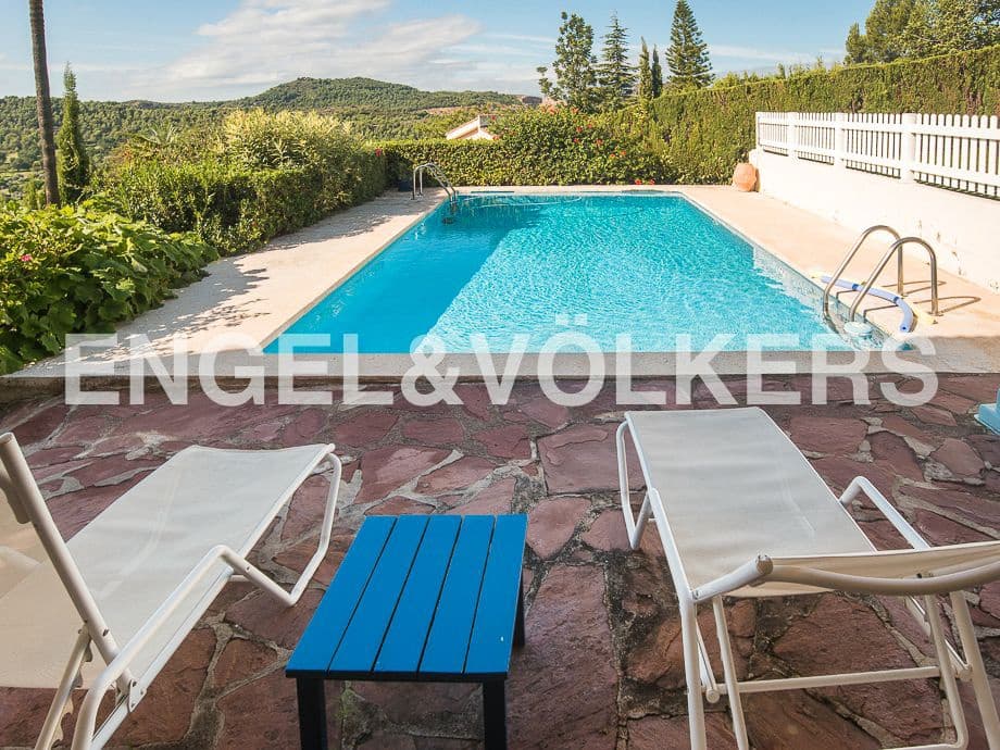 4 bedroom Villa for sale in Borriol with pool garage - € 850,000 (Ref: 8235645)