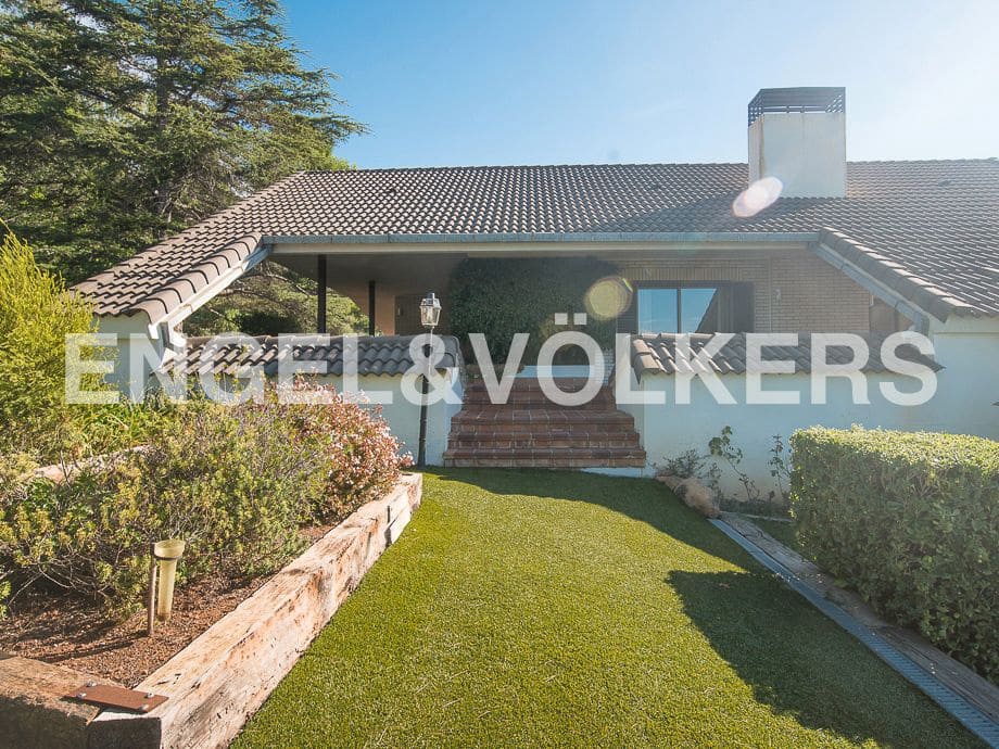 4 bedroom Villa for sale in Borriol with pool garage - € 850,000 (Ref: 8235645)
