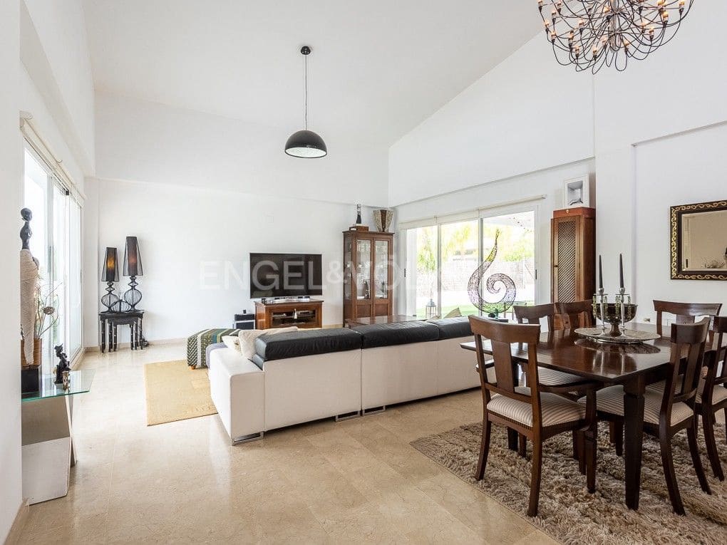 Chalet de 4 habitaciones en Bétera en alquiler con piscina garaje - 3.990 € (Ref: 8237802)
