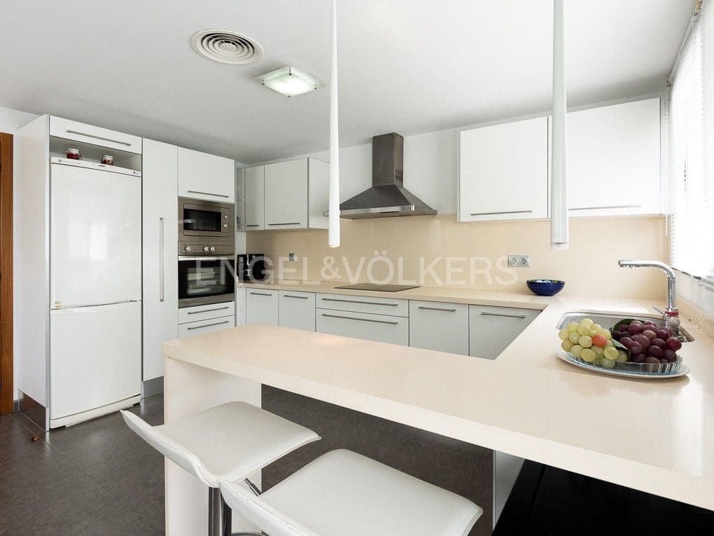 Chalet de 4 habitaciones en Bétera en alquiler con piscina garaje - 3.990 € (Ref: 8237802)