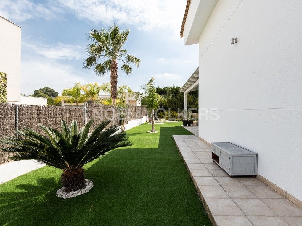Chalet de 4 habitaciones en Bétera en alquiler con piscina garaje - 3.990 € (Ref: 8237802)