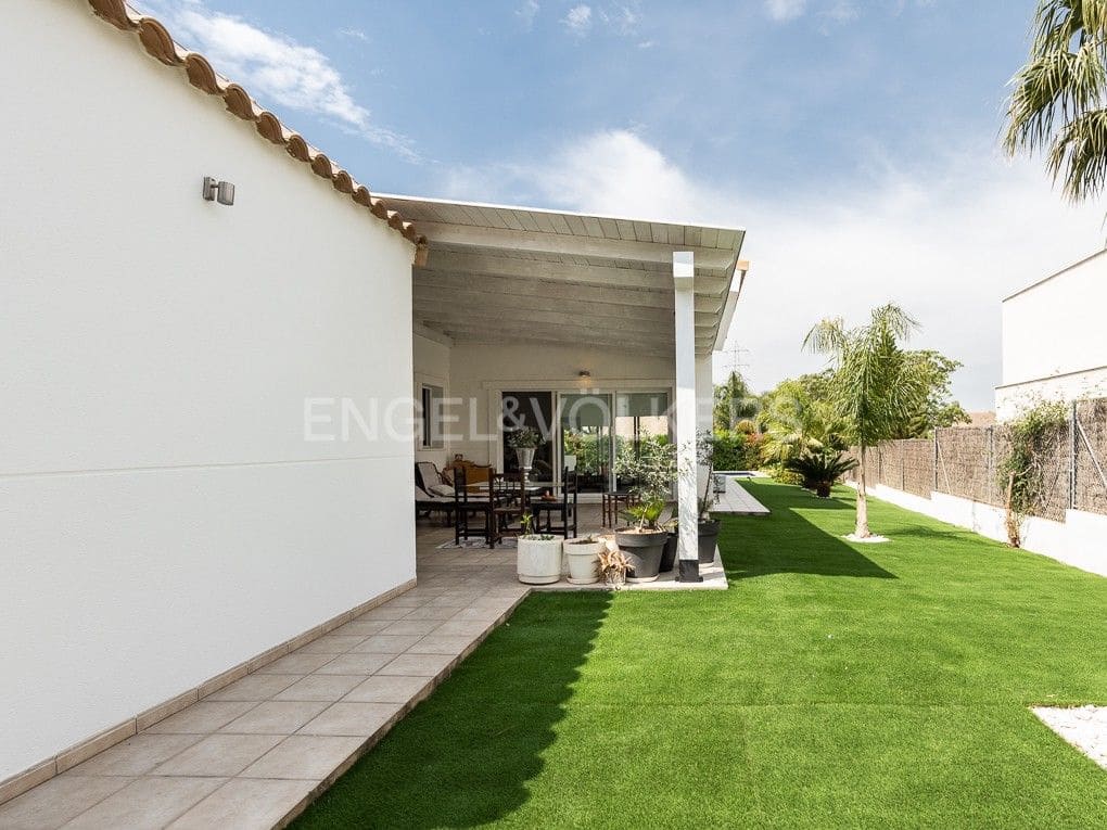 Chalet de 4 habitaciones en Bétera en alquiler con piscina garaje - 3.990 € (Ref: 8237802)
