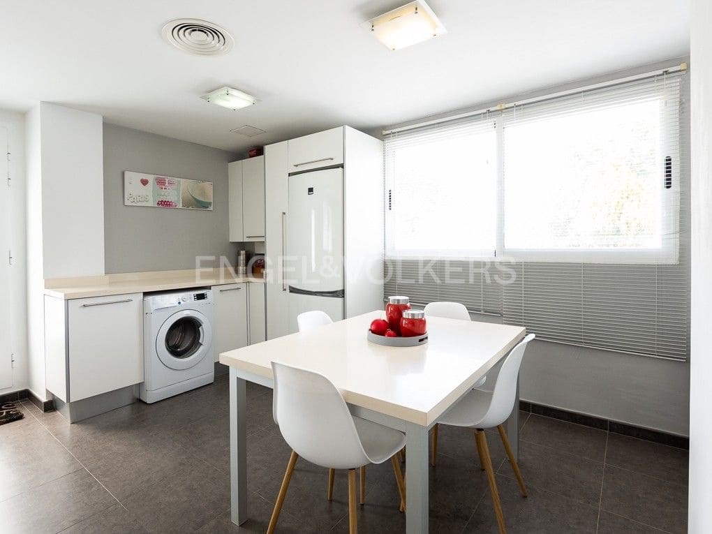 Chalet de 4 habitaciones en Bétera en alquiler con piscina garaje - 3.990 € (Ref: 8237802)