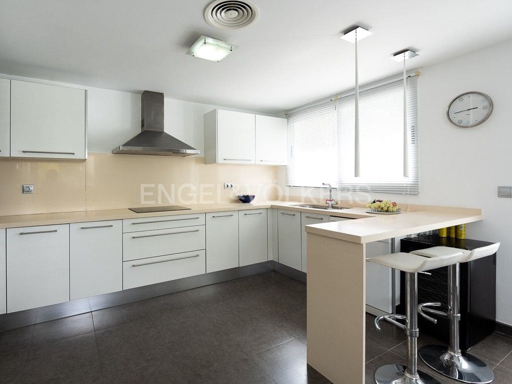 Chalet de 4 habitaciones en Bétera en alquiler con piscina garaje - 3.990 € (Ref: 8237802)