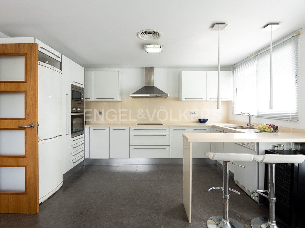 Chalet de 4 habitaciones en Bétera en alquiler con piscina garaje - 3.990 € (Ref: 8237802)