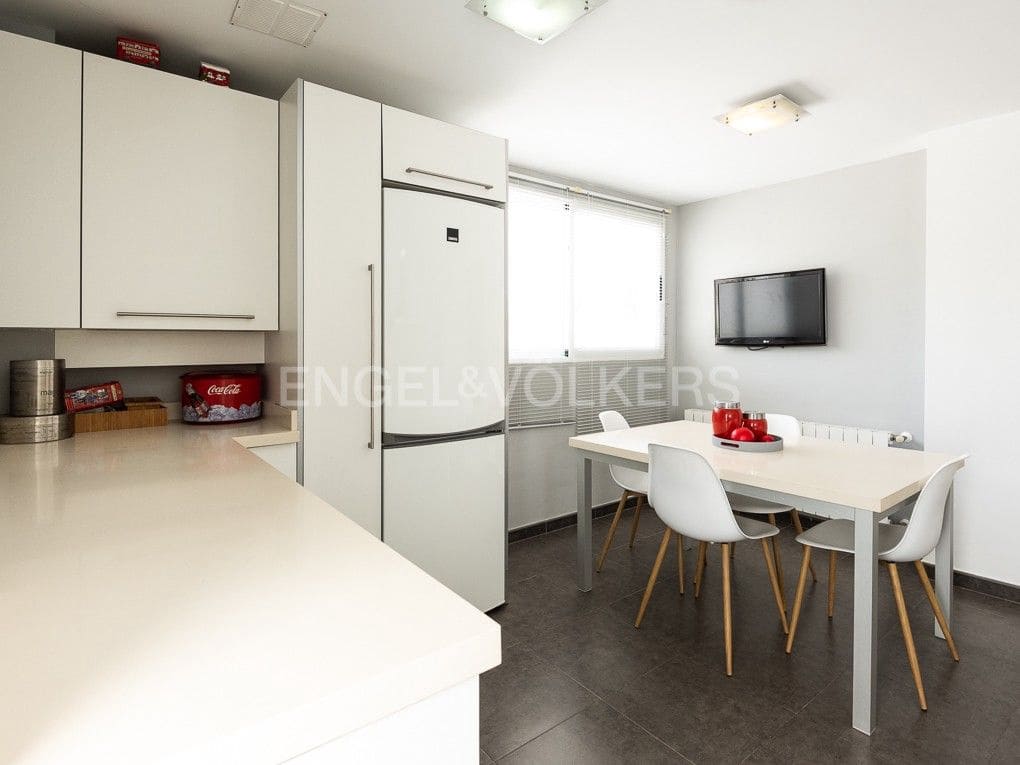 Chalet de 4 habitaciones en Bétera en alquiler con piscina garaje - 3.990 € (Ref: 8237802)
