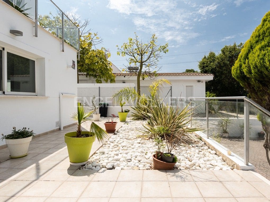 Chalet de 4 habitaciones en Bétera en alquiler con piscina garaje - 3.990 € (Ref: 8237802)