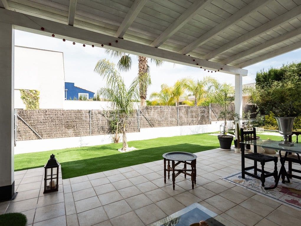 Chalet de 4 habitaciones en Bétera en alquiler con piscina garaje - 3.990 € (Ref: 8237802)