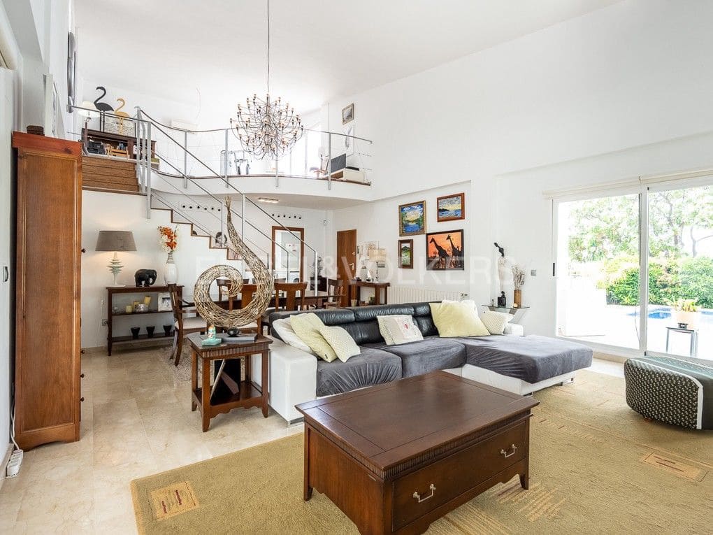 Chalet de 4 habitaciones en Bétera en alquiler con piscina garaje - 3.990 € (Ref: 8237802)