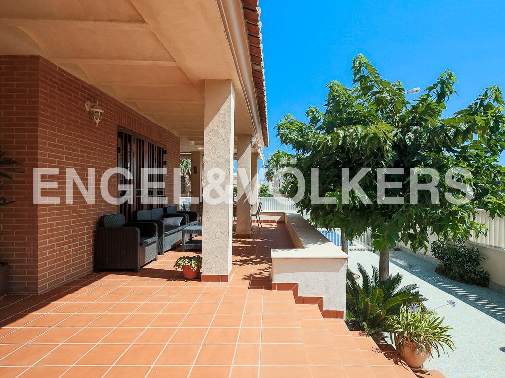 5 bedroom Villa for rent in Cullera with pool garage - € 6,000 (Ref: 8237980)