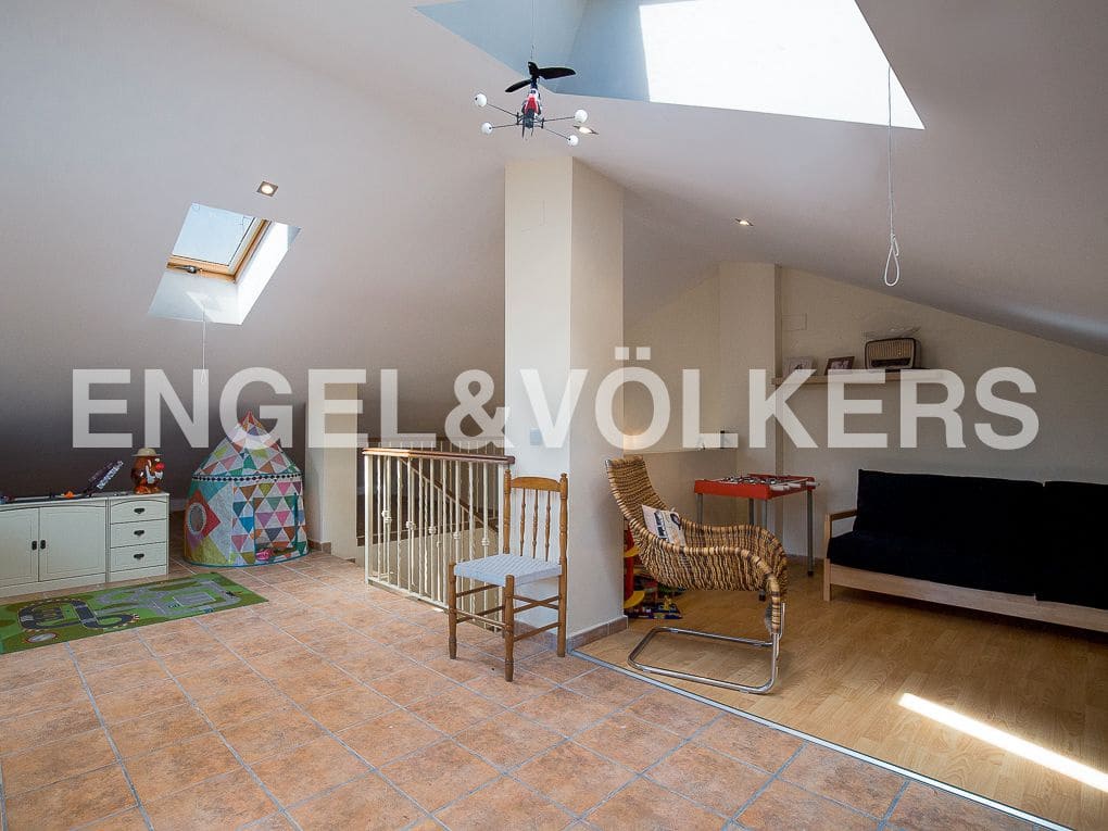 5 bedroom Villa for rent in Cullera with pool garage - € 6,000 (Ref: 8237980)