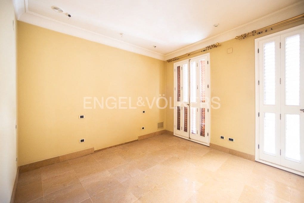 4 bedroom Townhouse for sale in Vila-real with garage - € 375,000 (Ref: 8239167)