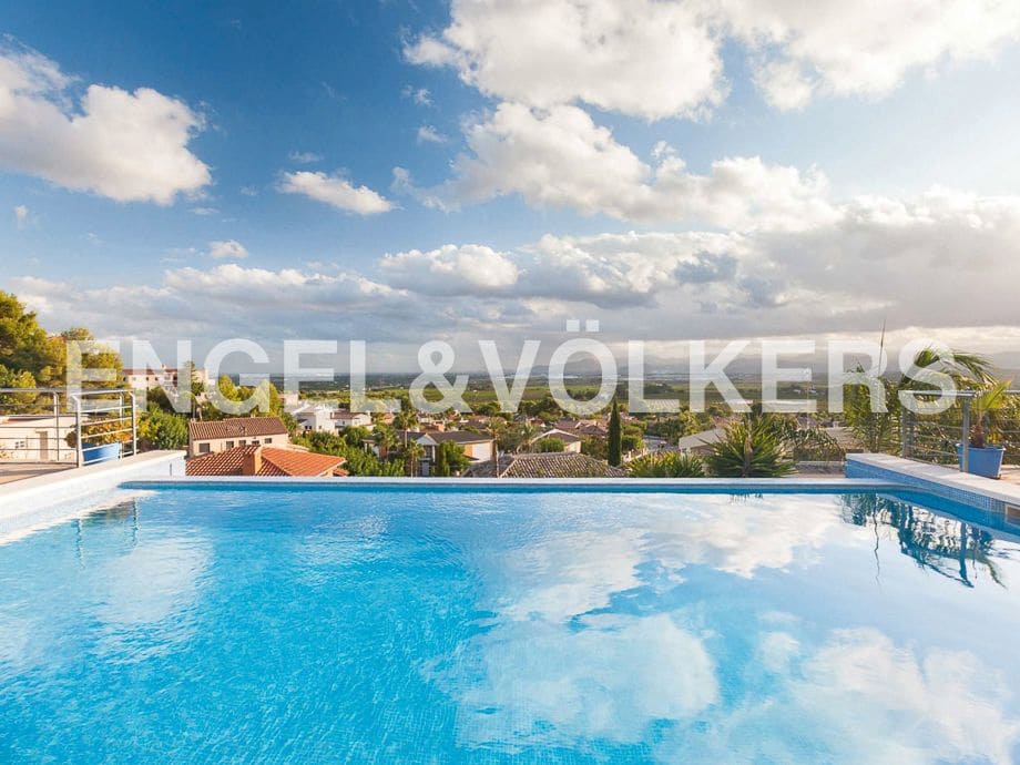 7 bedroom Villa for sale in Borriol with pool garage - € 950,000 (Ref: 8239238)