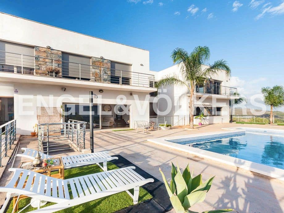 7 bedroom Villa for sale in Borriol with pool garage - € 950,000 (Ref: 8239238)