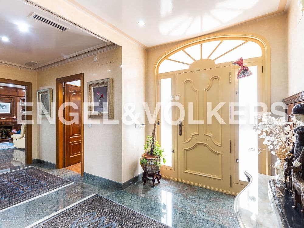 5 bedroom Villa for sale in Aldaia with garage - € 890,000 (Ref: 8239266)
