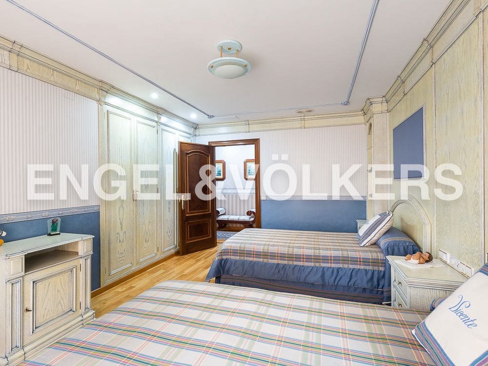 5 bedroom Villa for sale in Aldaia with garage - € 890,000 (Ref: 8239266)