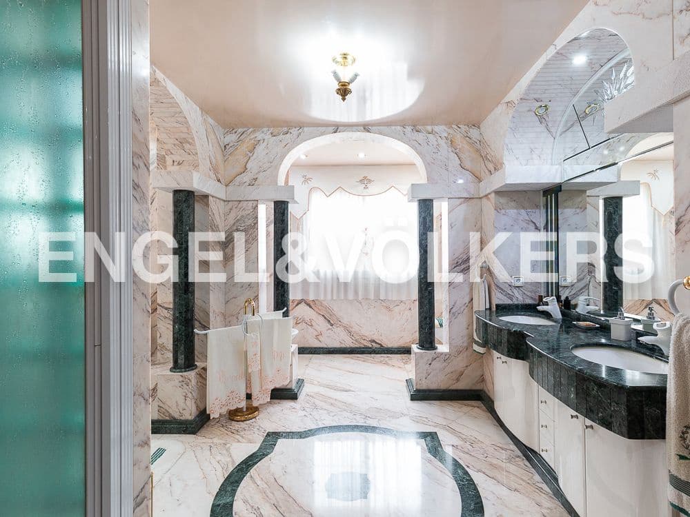 5 bedroom Villa for sale in Aldaia with garage - € 890,000 (Ref: 8239266)