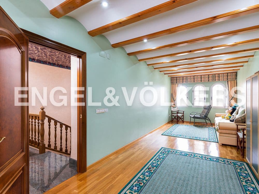 5 bedroom Villa for sale in Aldaia with garage - € 890,000 (Ref: 8239266)