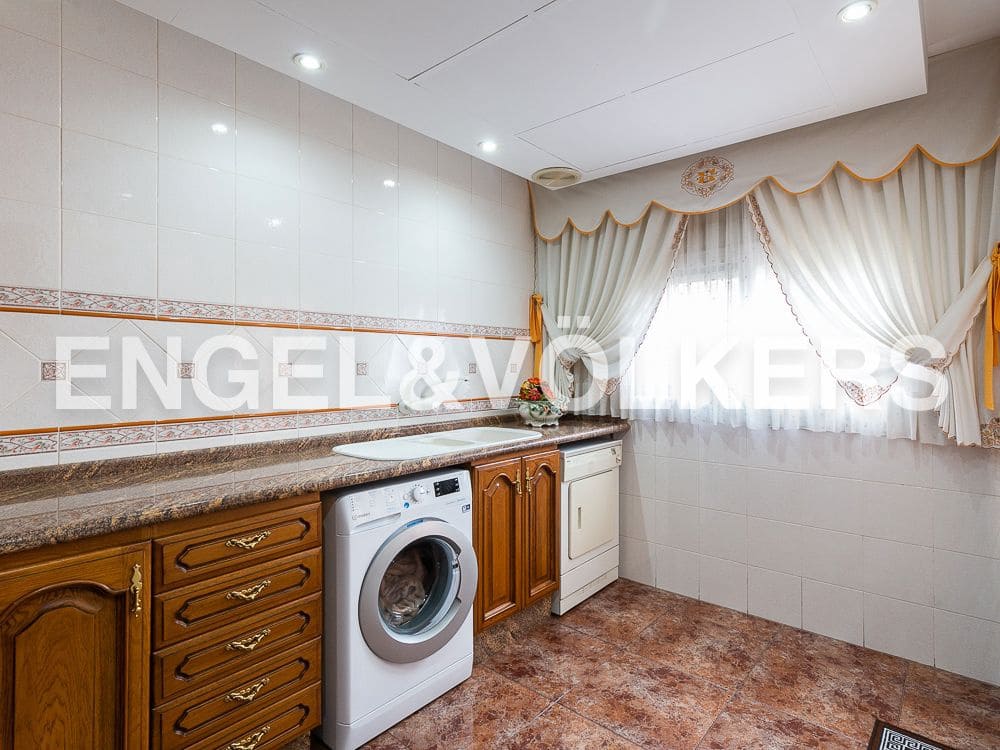 5 bedroom Villa for sale in Aldaia with garage - € 890,000 (Ref: 8239266)