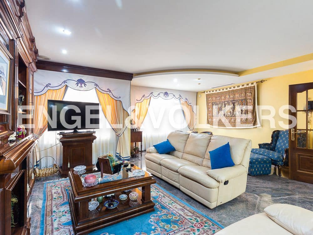 5 bedroom Villa for sale in Aldaia with garage - € 890,000 (Ref: 8239266)