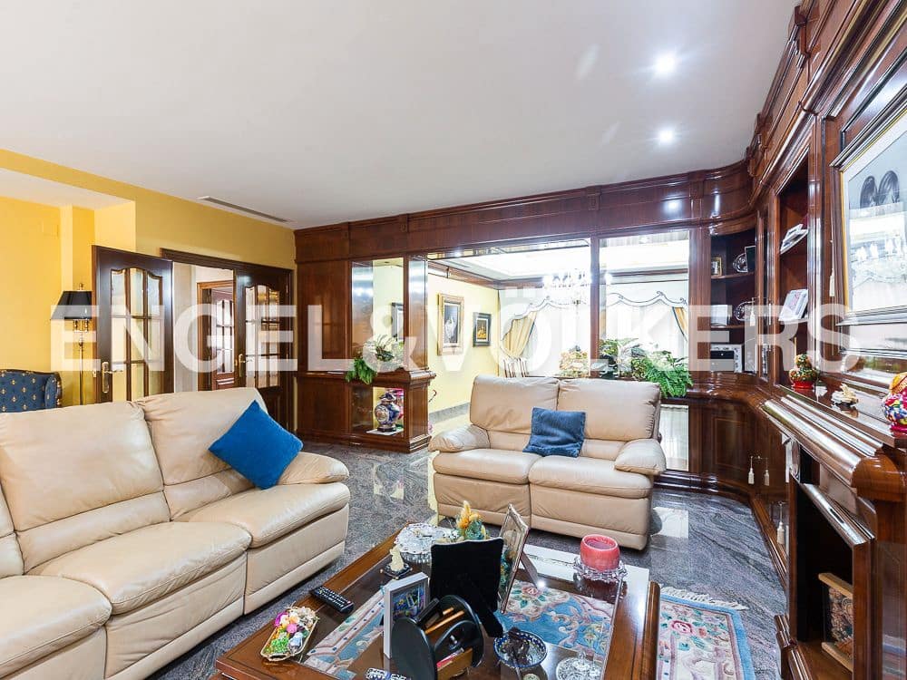 5 bedroom Villa for sale in Aldaia with garage - € 890,000 (Ref: 8239266)