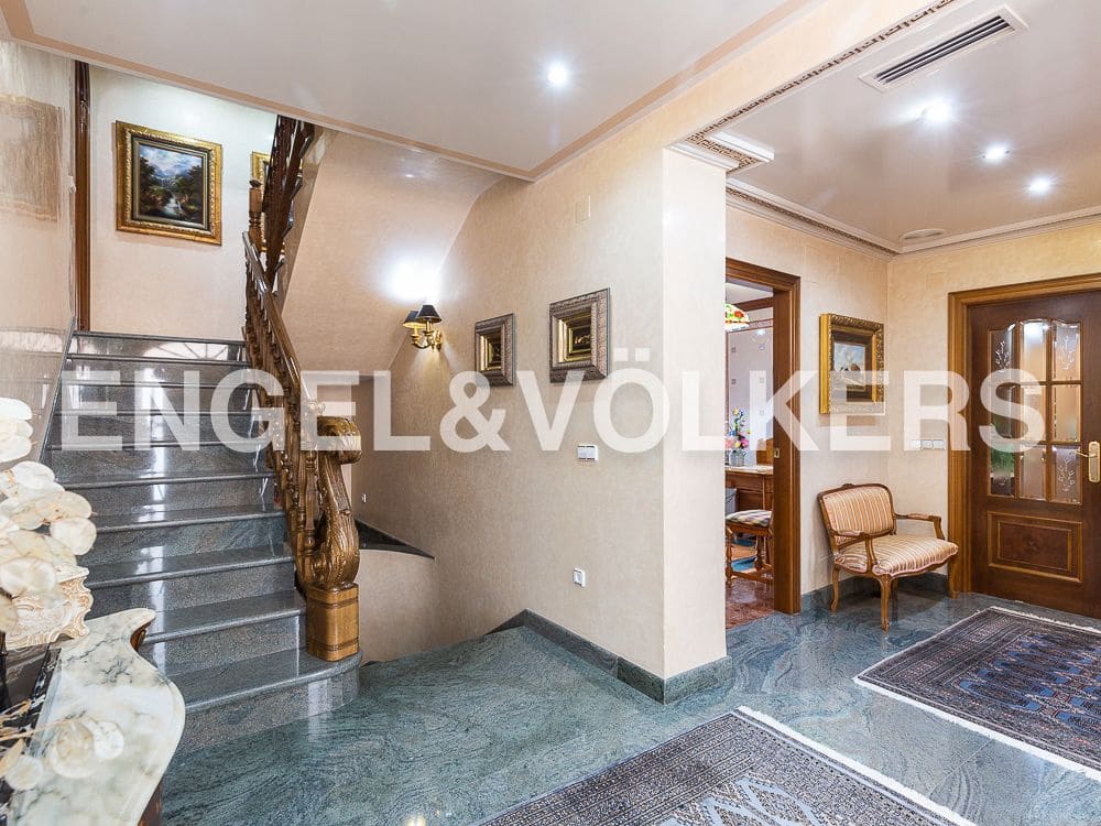 5 bedroom Villa for sale in Aldaia with garage - € 890,000 (Ref: 8239266)